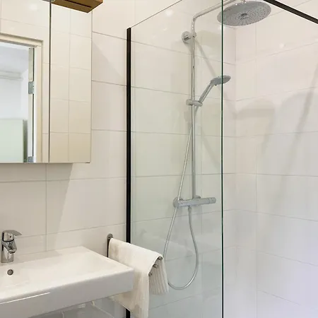 Modern 2 In Historic Abbey Appartement Cadier en Keer