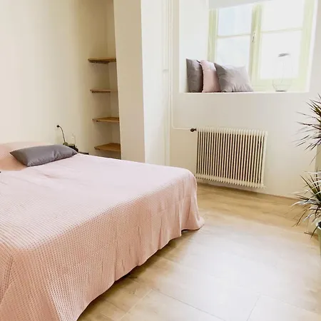 Modern 2 In Historic Abbey Apartment *