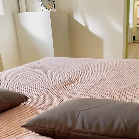 Modern 2 In Historic Abbey Apartment *