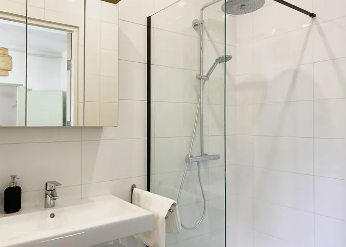 Modern 2 In Historic Abbey Apartment Cadier en Keer