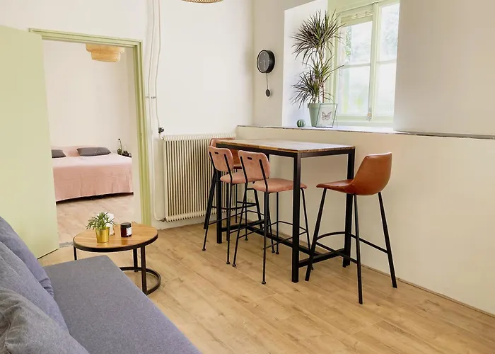 Modern 2 In Historic Abbey Apartment *